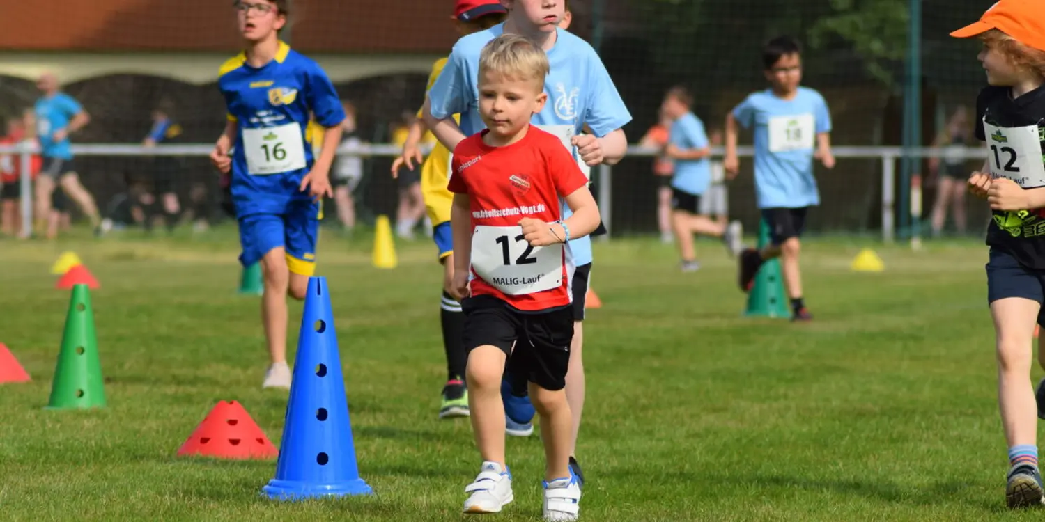 Kinder laufen beim Fußball von Hartwig - Steffen Hartwig 