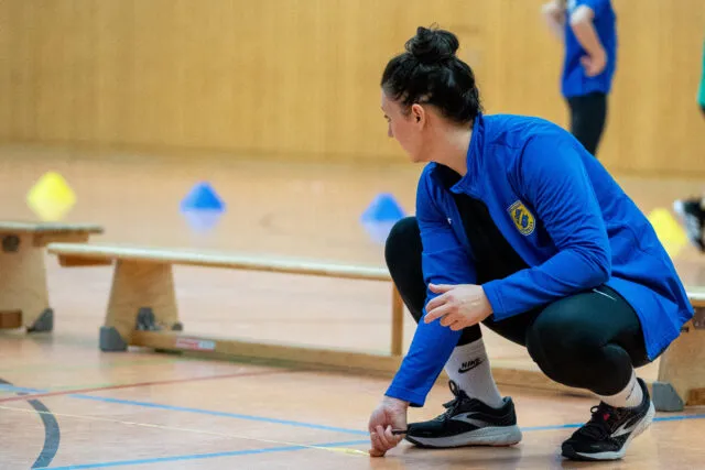 Am Boden sitzende Frauen von Hartwig