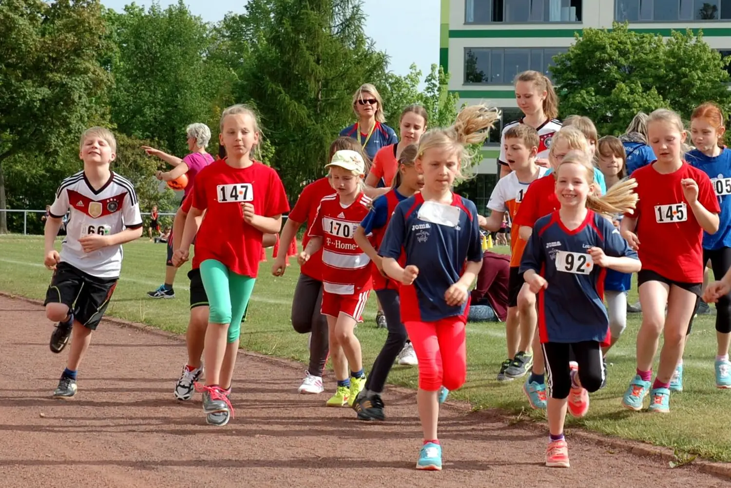 Kinder laufen beim Fußball von Hartwig - Steffen Hartwig